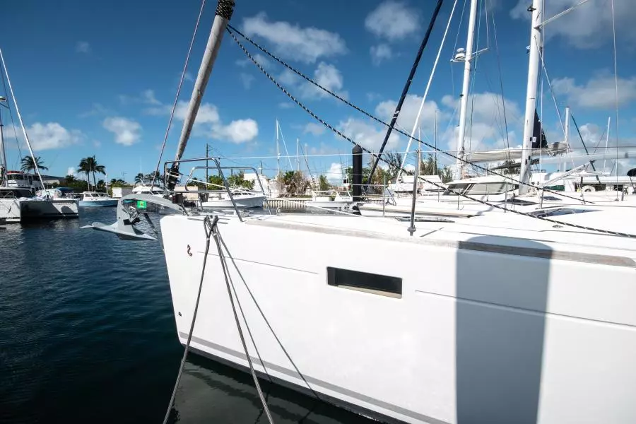 BeneteauSense2015 42_Port Bow