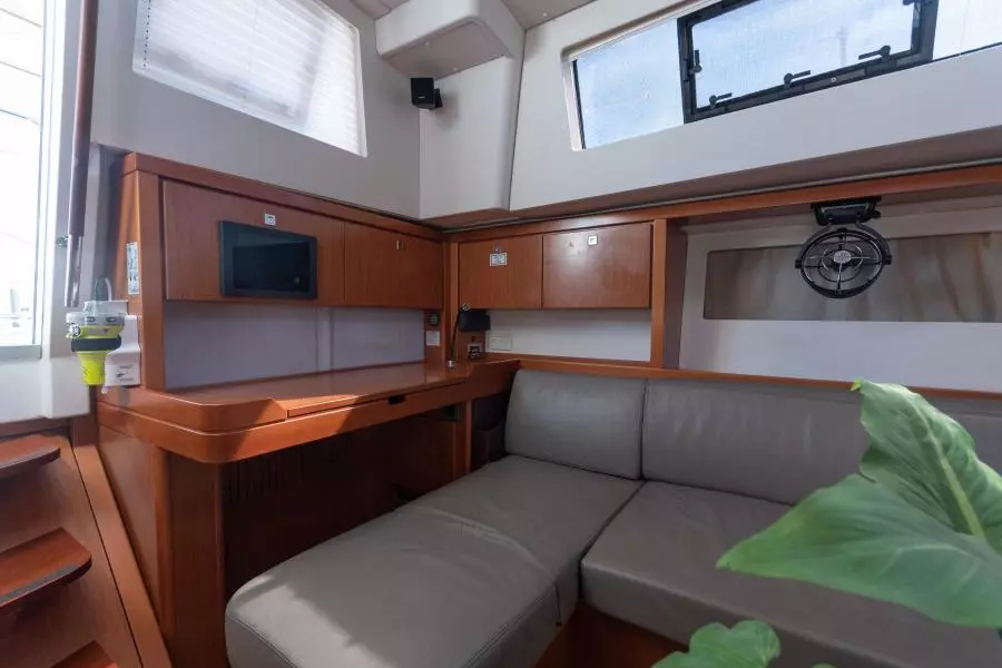 BeneteauSense2015 27_Nav Station