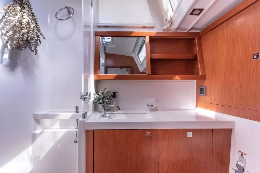 BeneteauSense2015 6Guest Head