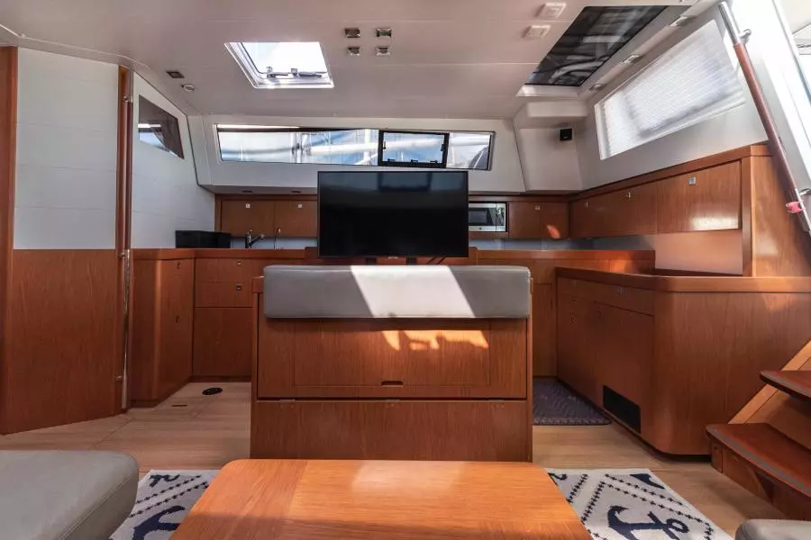 BeneteauSense2015 33_Salon Television