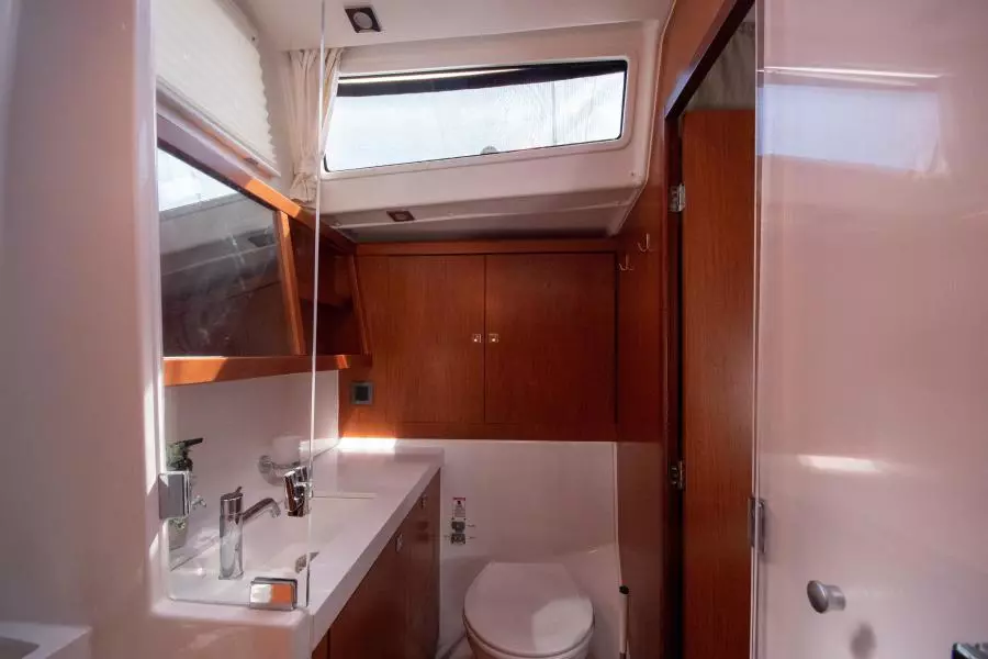 BeneteauSense2015 7_Guest Head