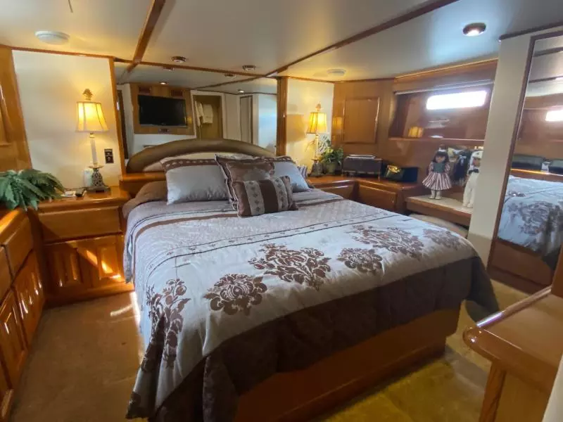 1998 Viking 54 Sport Yacht