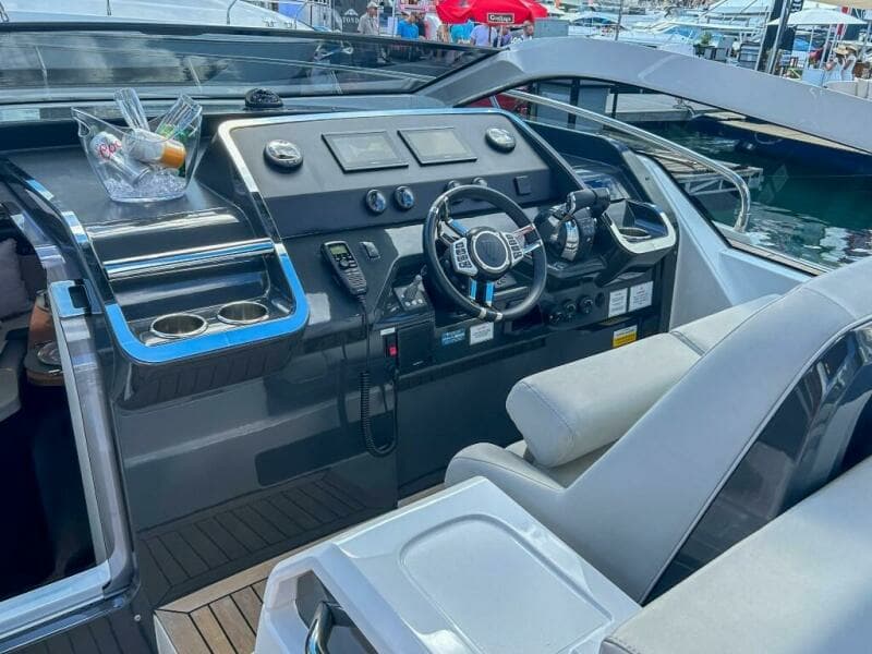 2023 Fairline F//Line 33 Outboard