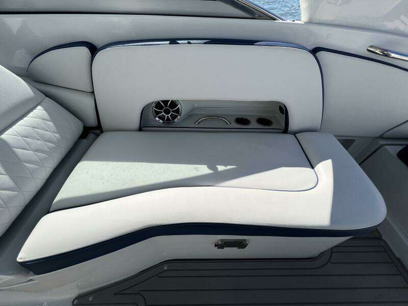 2022 Crownline E305 XS