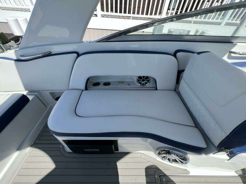 2022 Crownline E305 XS