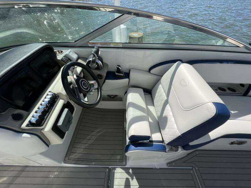 2022 Crownline E305 XS