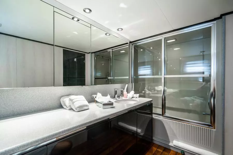 GUEST STATEROOM HEAD