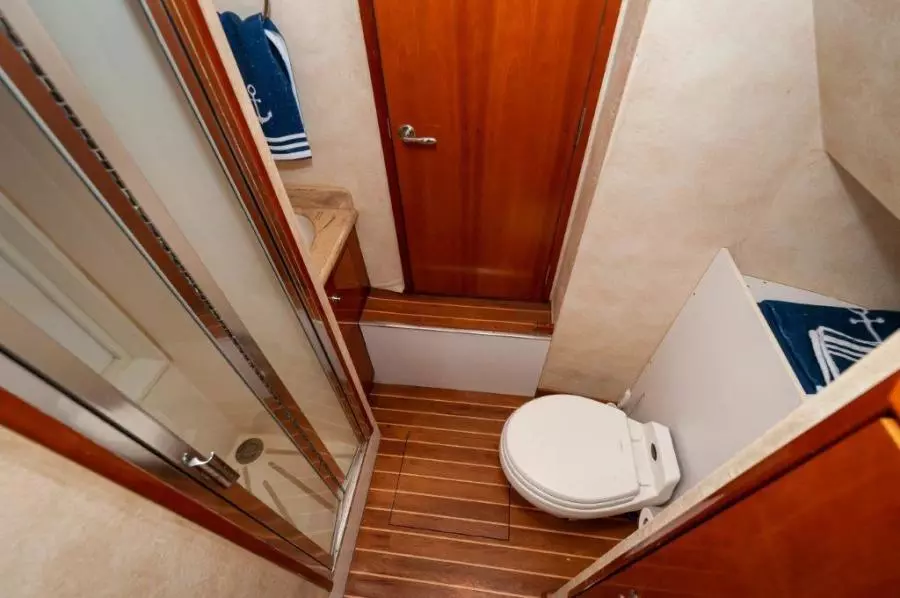 2002 65 Hatteras Convertible Moontan Crew Head