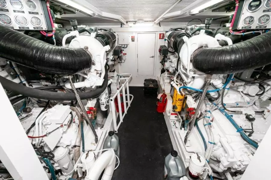 2002 65 Hatteras Convertible Moontan Engine Room