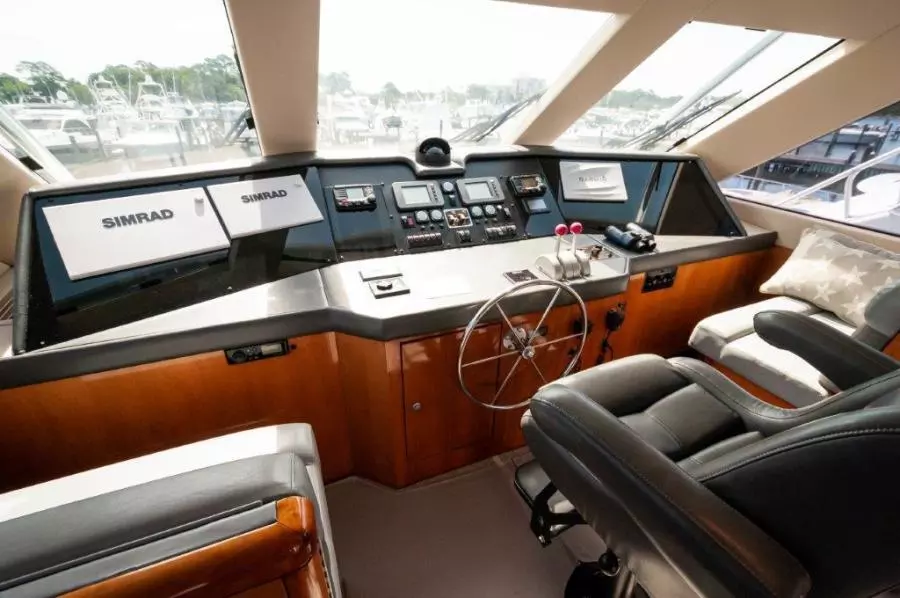 2002 65 Hatteras Convertible Moontan Flybridge (3)