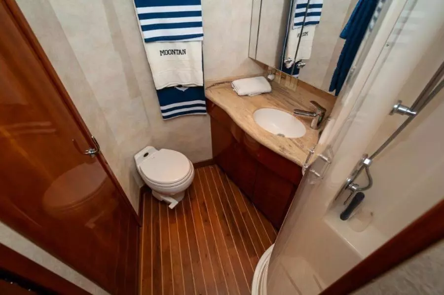 2002 65 Hatteras Convertible Moontan VIP Head (2)