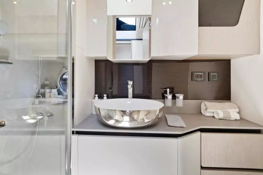 2022 Absolute 48 Coupe