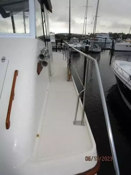 36' Kadey-Krogen port side deck1