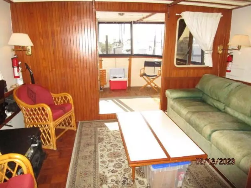 36' Kadey-Krogen salon aft