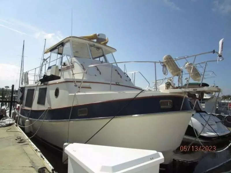 36' Kadey-Krogen starboard forward profile