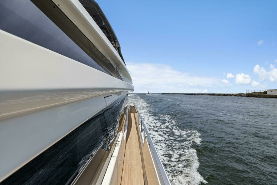 2021 Ferretti Yachts 850