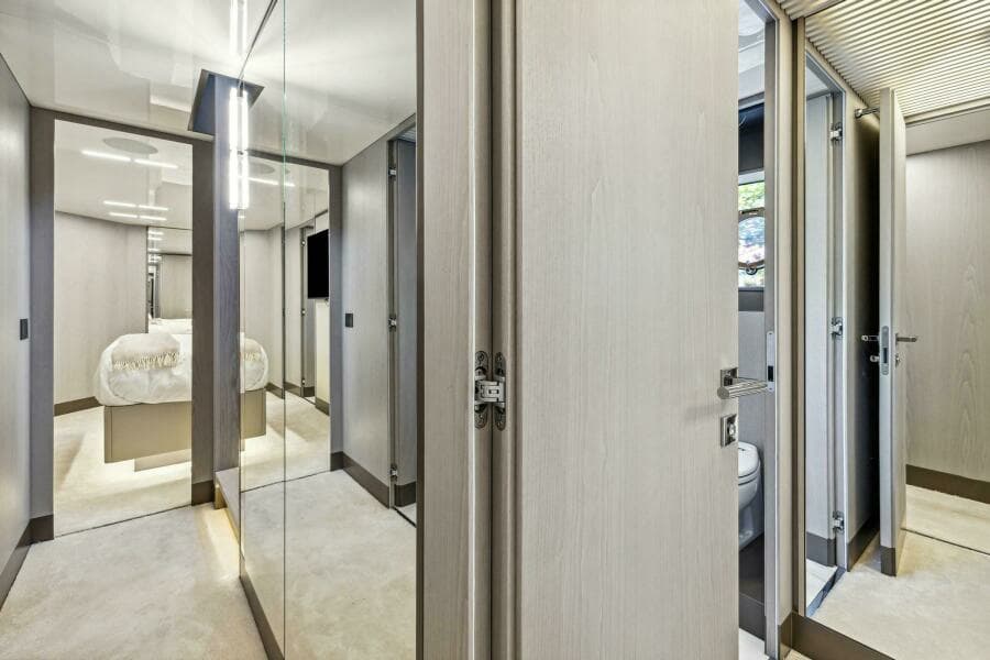 2021 Ferretti Yachts 850