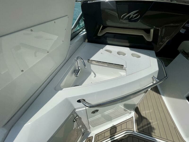 2016 Monterey 335 Sport Yacht