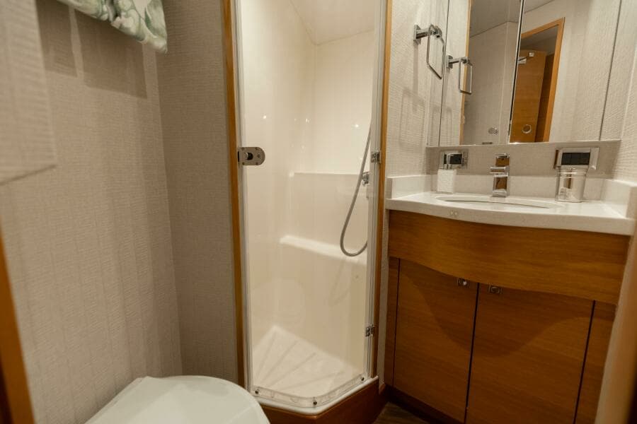 2016 Hatteras GT60  KNOT ON CALL  VIP Head