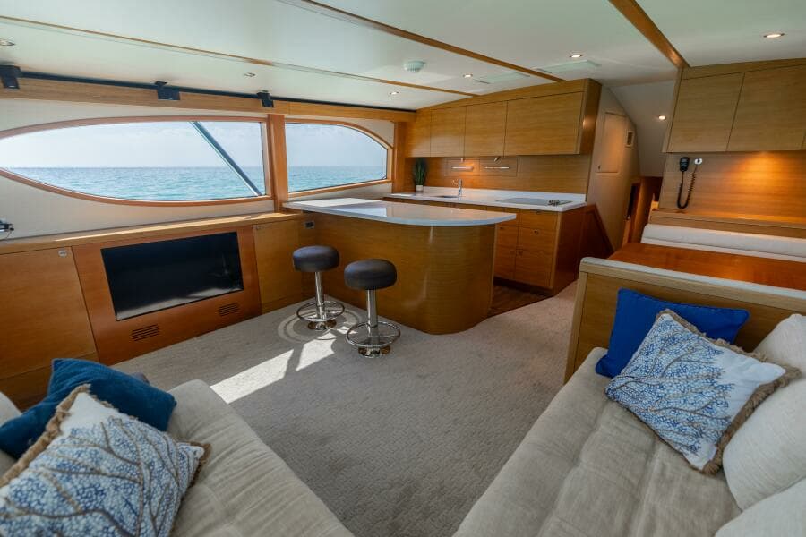 2016 Hatteras GT60  KNOT ON CALL  Salon 1