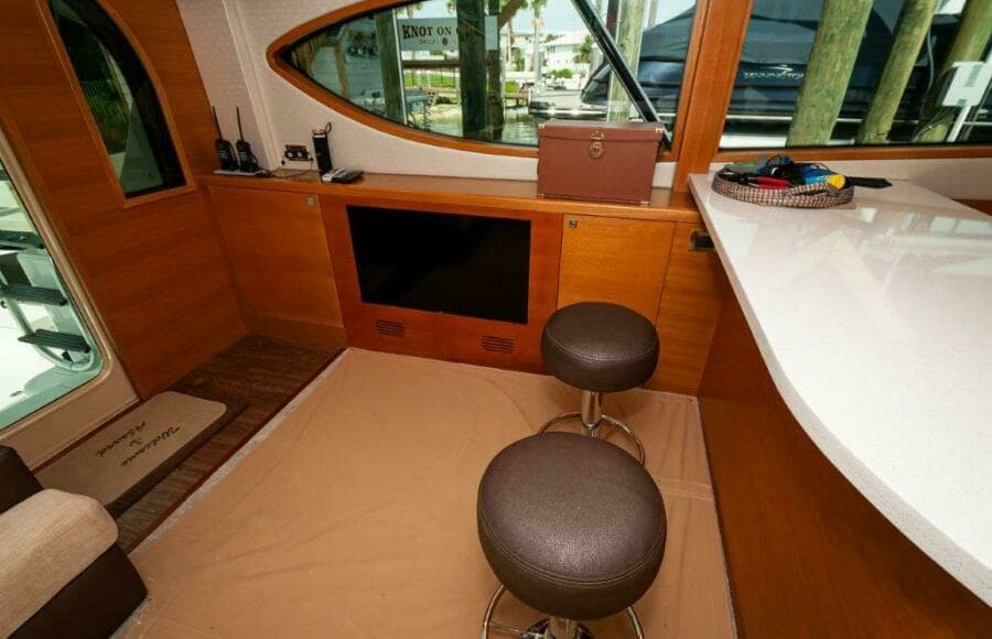 2016 Hatteras GT60  KNOT ON CALL  Salon 2