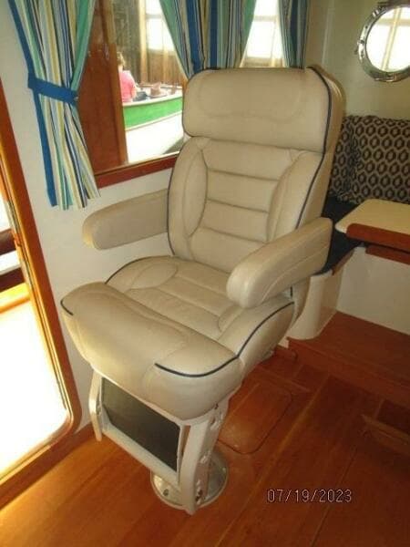 43' Flowers pilothouse helmseat