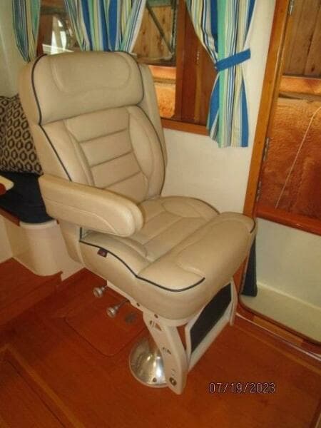43' Flowers pilothouse mate seat