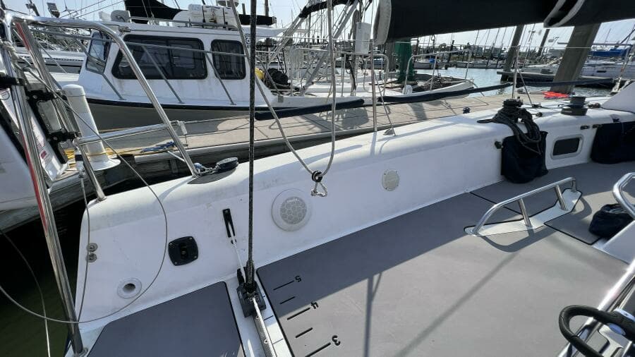 Stern Port / Traveler 