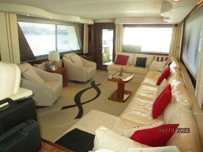 63' Hatteras salon aft2