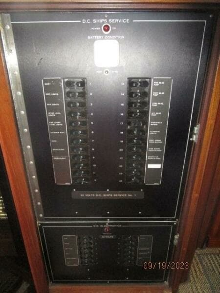 63' Hatteras electrical panel1