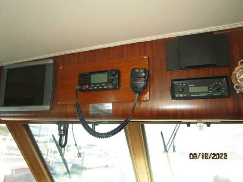 63' Hatteras lower helm electronics2