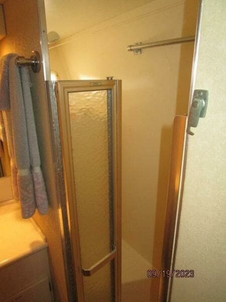 63' Hatteras forward stateroom shower