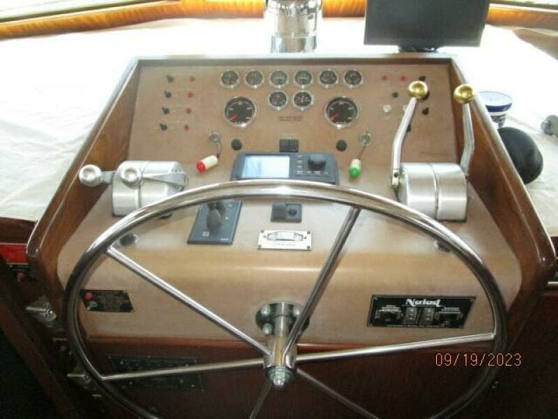 63' Hatteras lower helm2