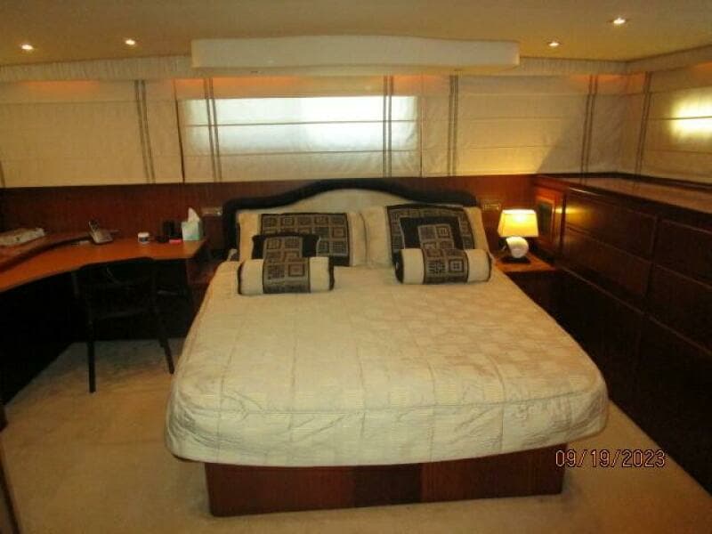 63' Hatteras master stateroom