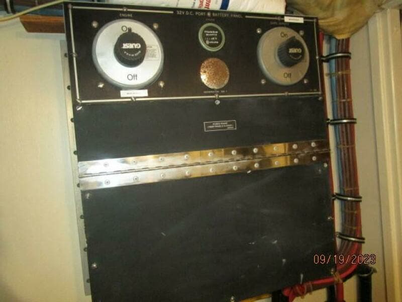 63' Hatteras electrical panel4
