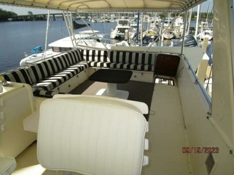 63' Hatteras flybridge aft