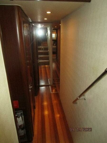 63' Hatteras guest companionway