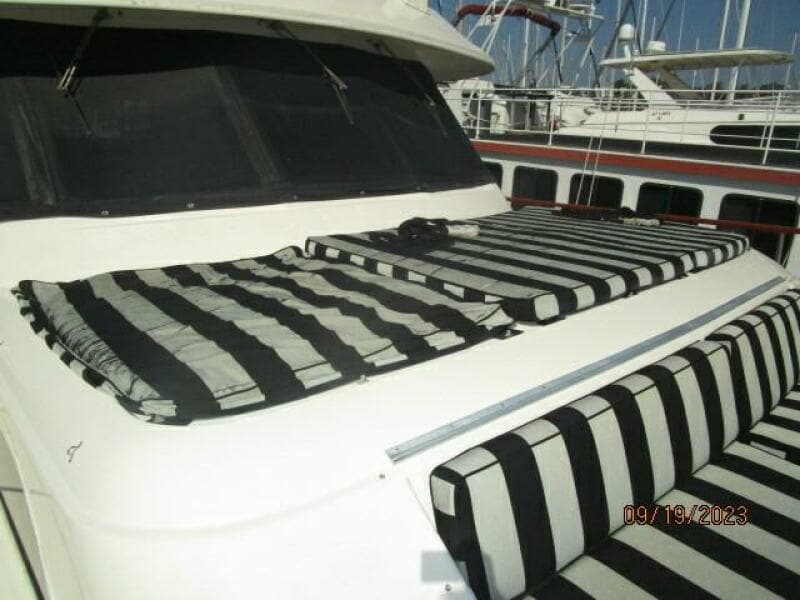 63' Hatteras foredeck sunpads