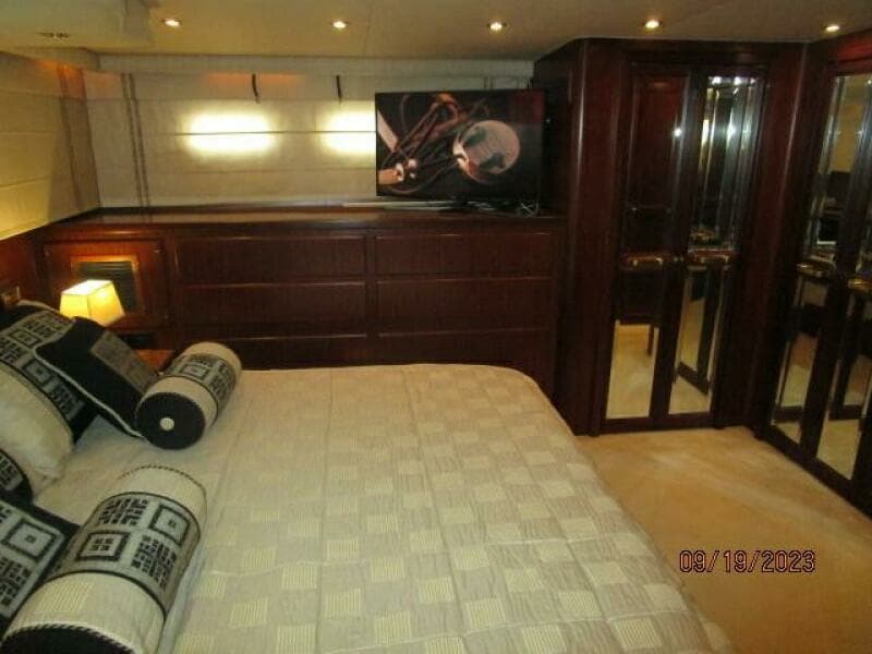 63' Hatteras master stateroom port