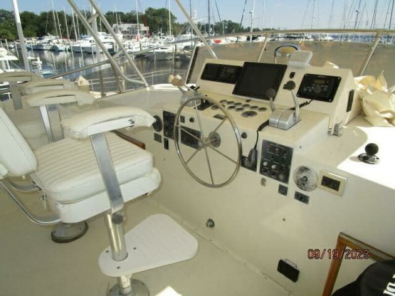 63' Hatteras flybridge helm1