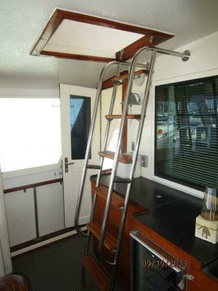 63' Hatteras aftdeck-flybridge ladder