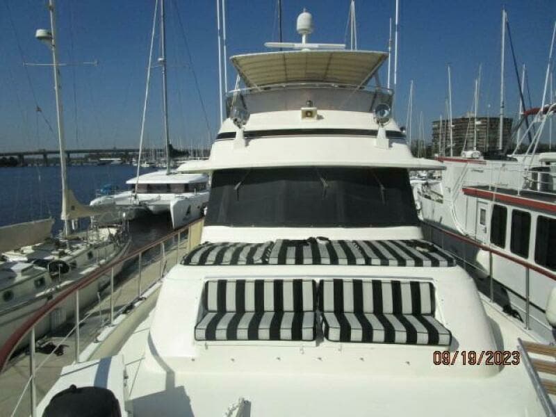 63' Hatteras foredeck aft