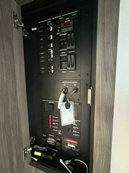 2021 320 Sundancer - Moor To Sea - Electrical