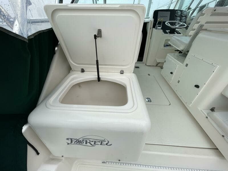 2000 Pursuit 3000 Express