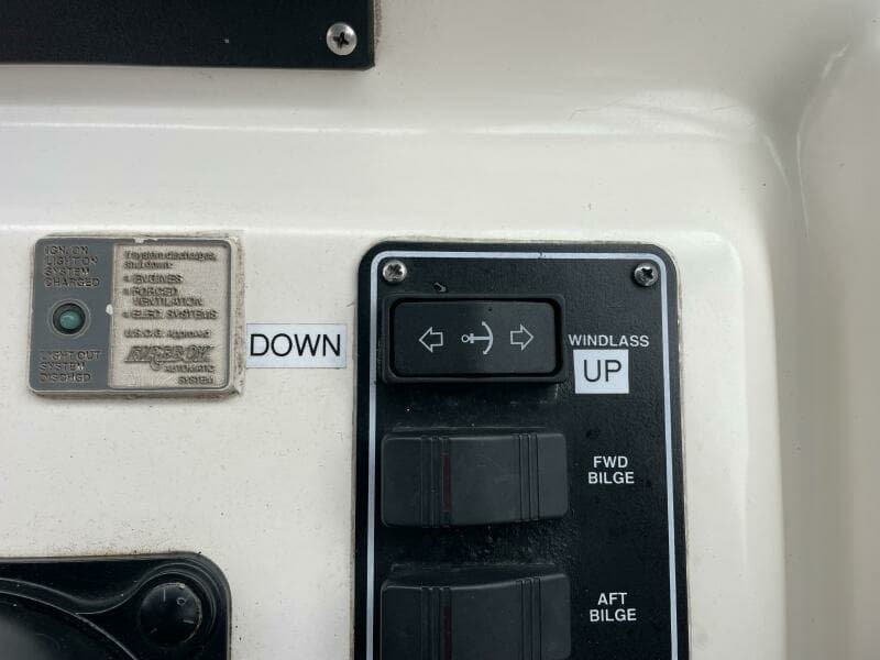 2000 Pursuit 3000 Express