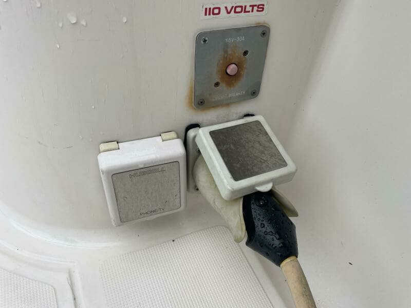 2000 Pursuit 3000 Express