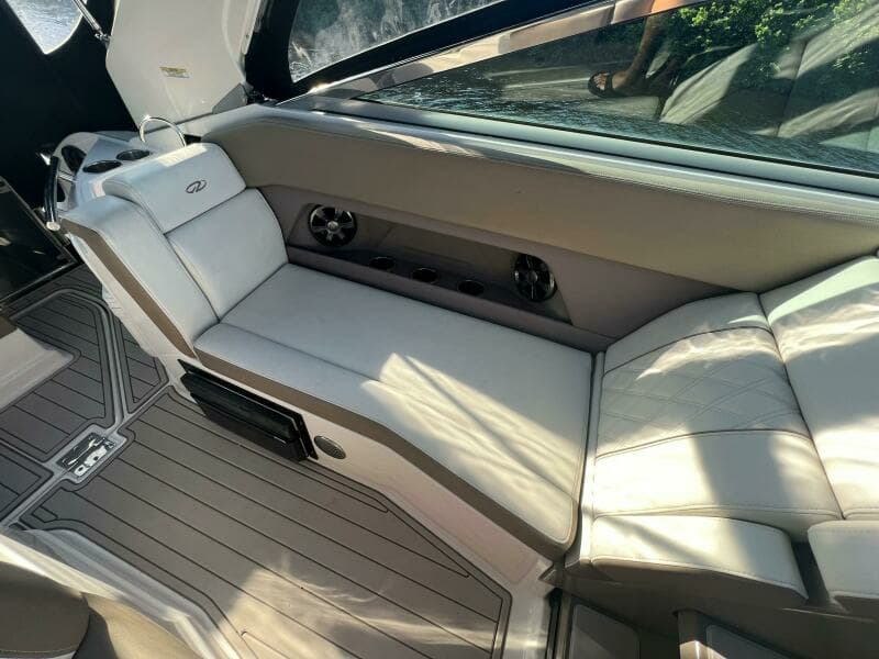 Regal 28 Express-Lounge