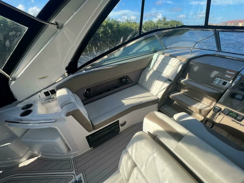 Regal 28 Express-Seating