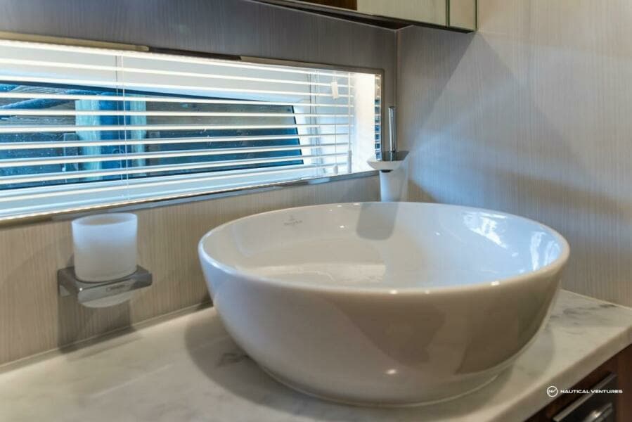 2023 Fairline Phantom 65