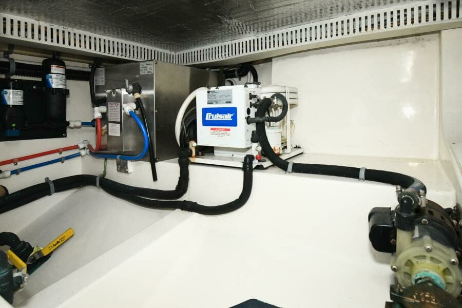 2001 35 Cabo Flybridge - VIKINGOS - Engine Room